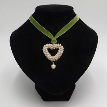 olivgrüner Samt-Choker mit Perlenherz und Süßwasserperle