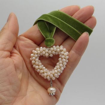 olivgrünes Samt-Collier mit Perlenherz und Süßwasserperle