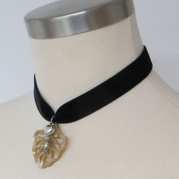Kette aus Samt mit Ornament, Herz und Perle