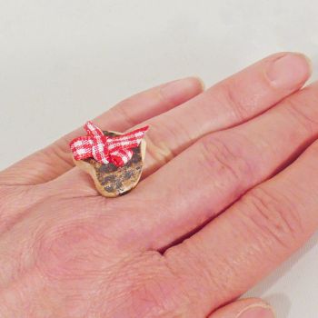 Preview: Tragebeispiel Ring mit Hirschhornherz und Karoschleife