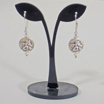 Preview: Ohrringe Schutzengelmedaillon mit kleinen Süßwasserperlen