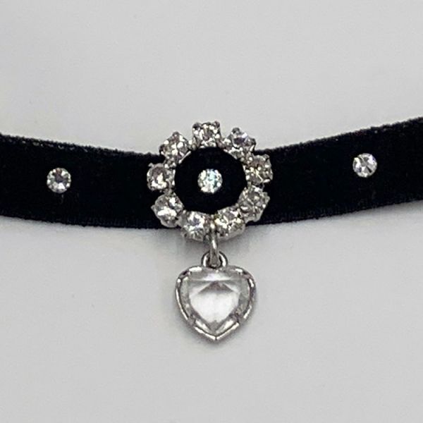 Kropfband aus schwarzem Samt mit Dekospange und Herz