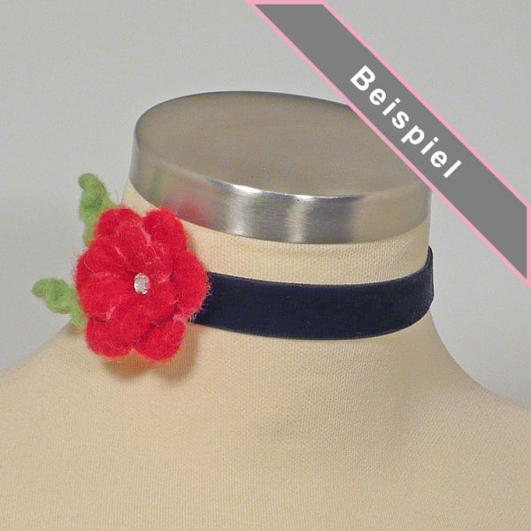 schwarzer Samtchoker mit roter Filzblüte