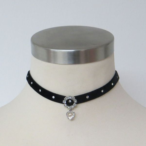 Kropfband aus schwarzem Samt mit Zierspange und Herz