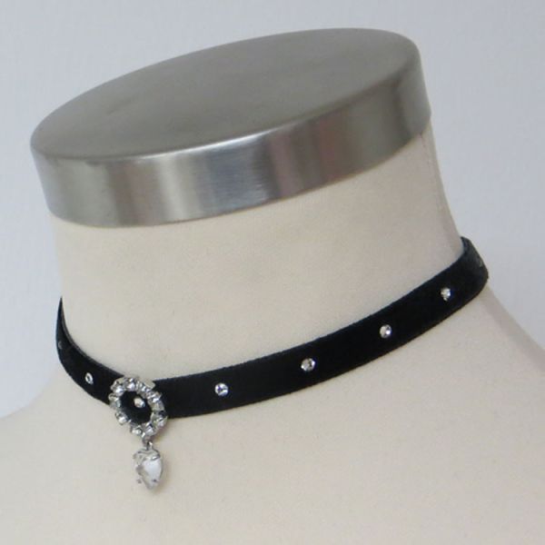 Kropfband aus schwarzem Choker mit Zierspange und Herz