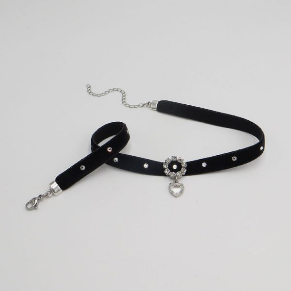 Kropfband aus schwarzem Samt mit Zierspange, Bordüre, Herz