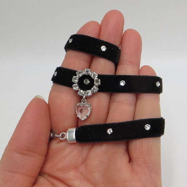 Kropfband aus schwarzem Samt mit Dekospange, Bordüre und Herz