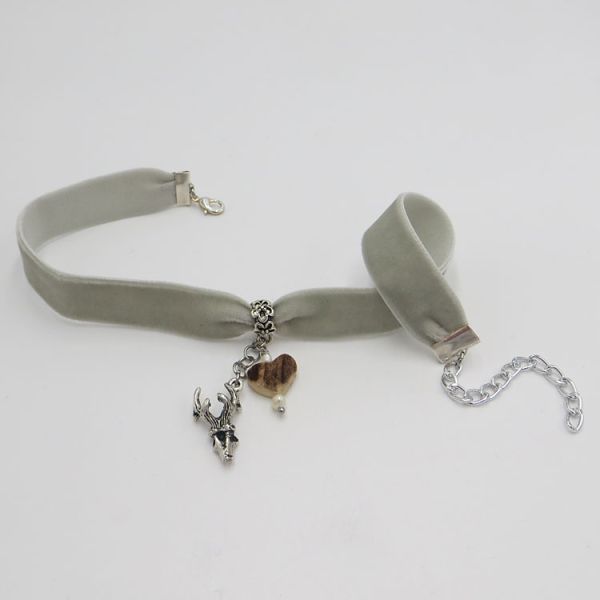 Choker aus grauem Samt mit Hirschhornherz und Hirschkopf