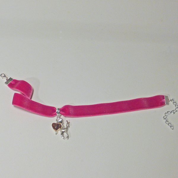 Kropfband aus pinkfarbenem Samt mit Hirschhornherz und Reh liegend