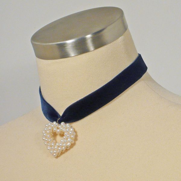 Kette aus dunkelblauem Samt mit Süßwasserperlenherz