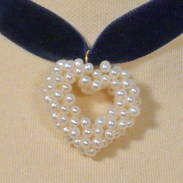 Kette aus dunkelblauem Samt mit Süßwasserperlenherz Detail
