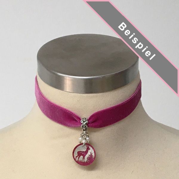 Kropfband aus pinkfarbenem Samt mit Rehmedaillon und Süßwasserperlen