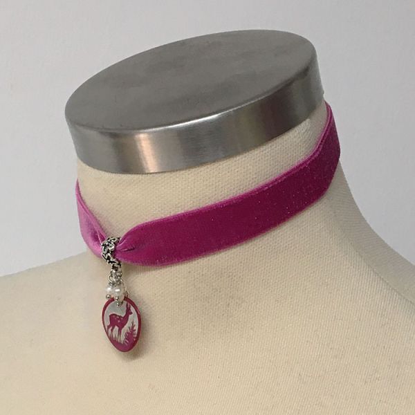 Choker aus pinkfarbenem Samt mit Rehmedaillon und Süßwasserperlen