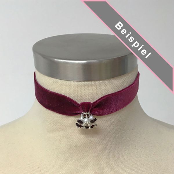 Kropfband aus dunkelrotem Samt mit Süßwasserperlen