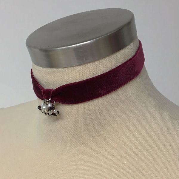 dunkelrotes Samt-Kropfband mit Süßwasserperlen