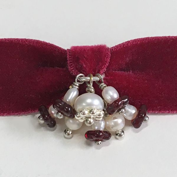 Choker aus dunkelrotem Samt mit Süßwasserperlen