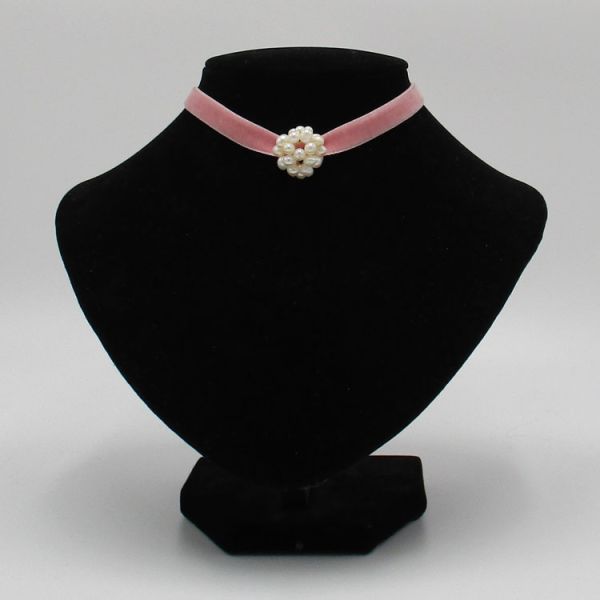 rosa Samt-Choker mit Perlen-Ball