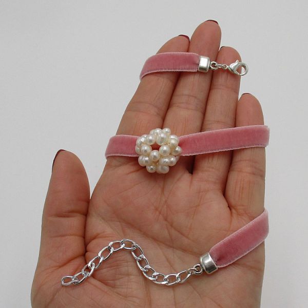 Kropfband aus Samt mit Perlen-Ball