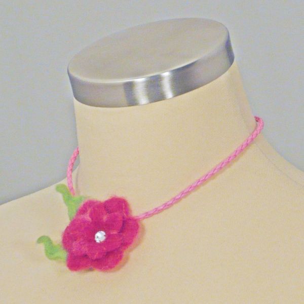 rosa Kette mit handgefilzter pinkfarbener Blüte