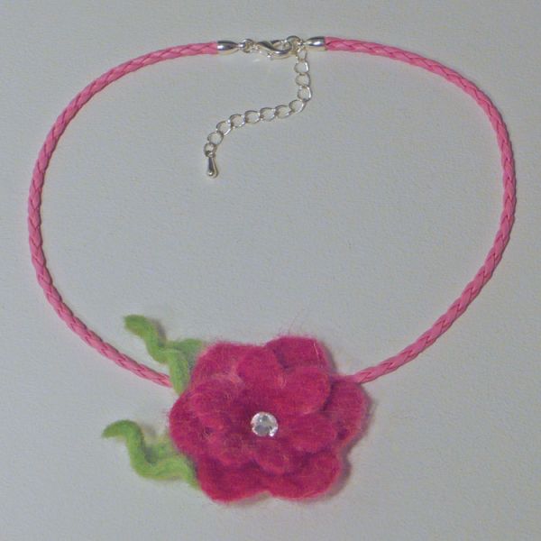 rosa Kette mit handgefilzter pinkfarbener Blüte liegend