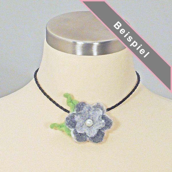 schwarze Kette mit handgefilzter schwarzgrauer Blüte vorn