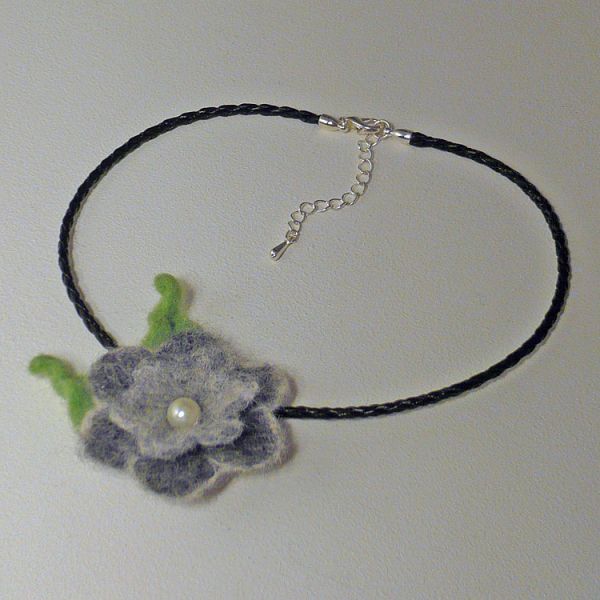 schwarze Kette mit handgefilzter schwarzgrauer Blüte liegend