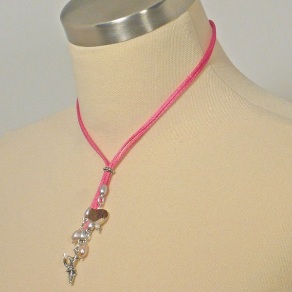 Y-Kette aus rosa Satinkordeln Hirschhornherz Hirschkopf und Süßwasserperlen