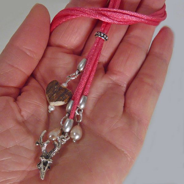 Y-Kette aus rosa Satinkordeln Hirschhornherz Hirschkopf und Süßwasserperlen Detail