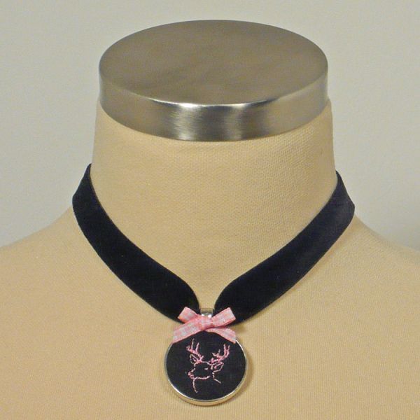 Kette aus schwarzem Samt Medaillon rosa bestickt vorn