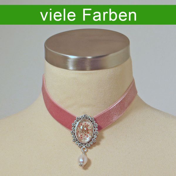 Kette aus altrosafarbenem Samt mit Blütenmedaillon und Süßwasserperle vorn