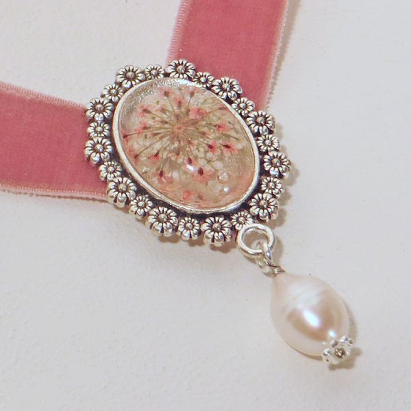 Samtband-Kette mit Blütenmedaillon und Süßwasserperle