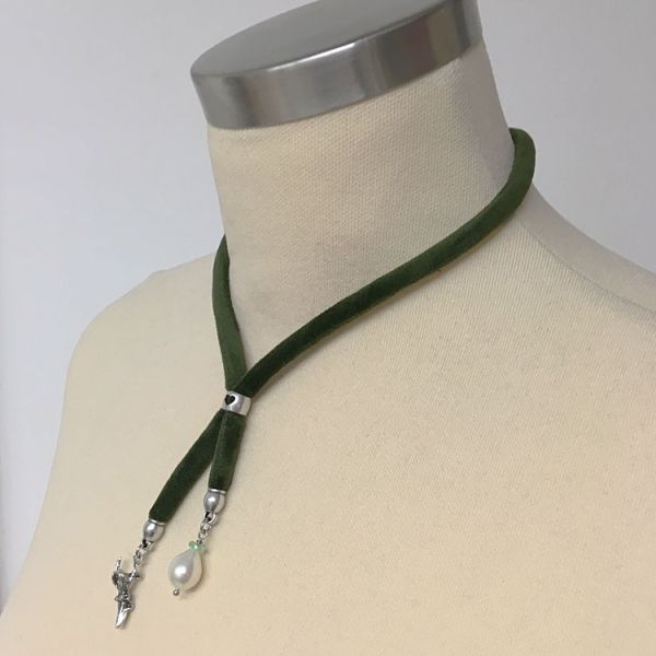Y-Kette aus olivfarbener Samtkordel mit Hirschkopf und Süßwasserperle