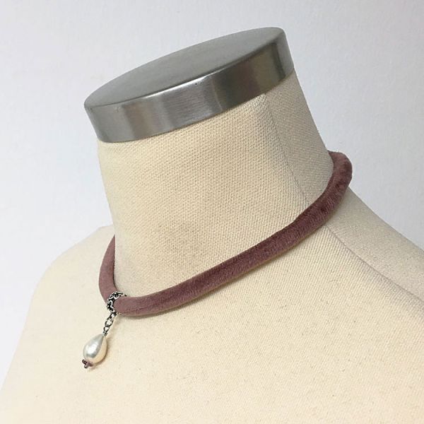 Kette aus altrosafarbener Samtkordel mit Süßwasserperle