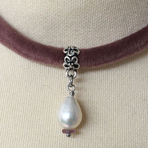 Kette aus altrosafarbener Samtschnur mit Süßwasserperle