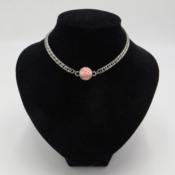 Kette mit Medaillon und Röschen