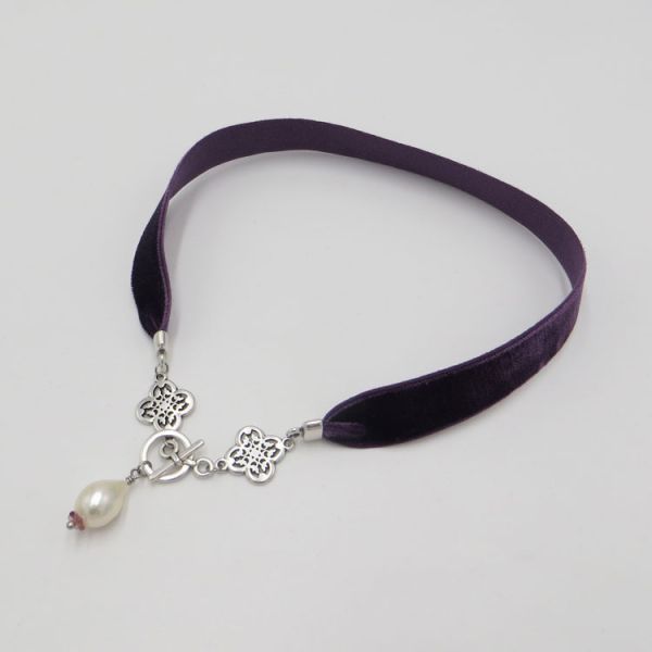 Samtkette in Violett mit Süßwasserperle