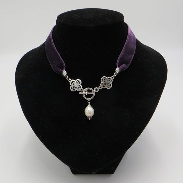 Samtkette Violett mit Perlentropfen