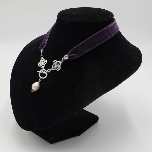 Samtkette in Violett mit Perlentropfen