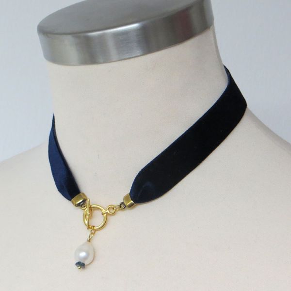 Samtkette in Dunkelblau mit Perle