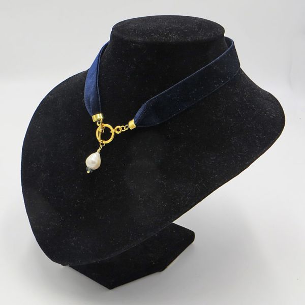 Samtkette Blau mit Perlentropfen