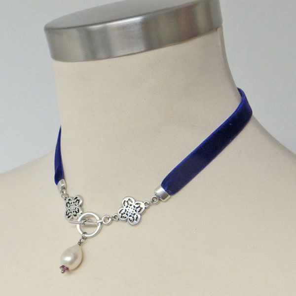 Samtkette in Lila mit Perle