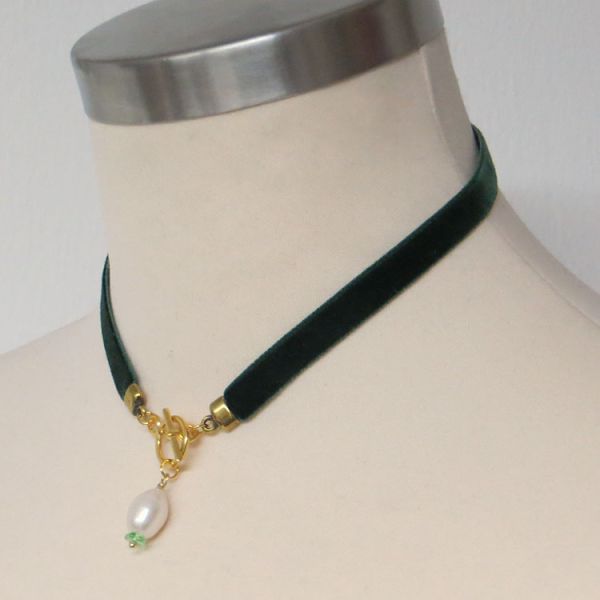 Samtkette in Dunkelgrün mit Perle