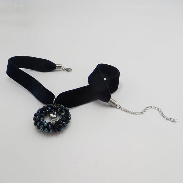 blaue Kette aus Samt mit Perlenkringel