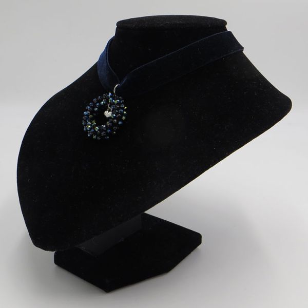 Collier aus blauem Samt mit Perlenkringel