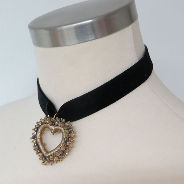 Samt-Collier in Schwarz mit beigem Perlenherz