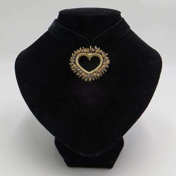 schwarze Samt-Kette mit taupefarbenem Perlenherz