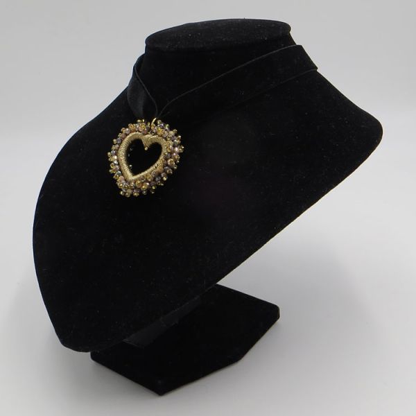 schwarze Kette aus Samt mit beigem Perlenherz