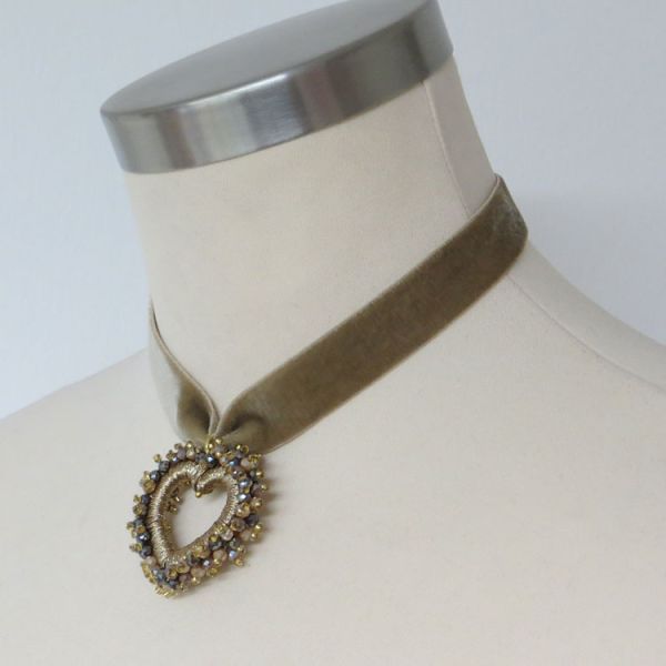 beiges Samt-Collier mit Perlenherz