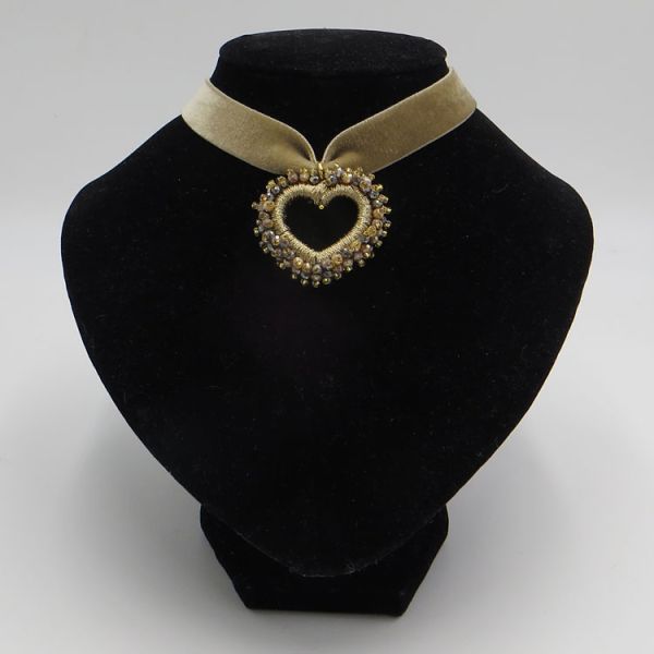 taupefarbenes Samt-Collier mit Perlenherz
