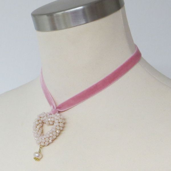 altrosa Samt-Collier mit Perlenherz und Süßwasserperle